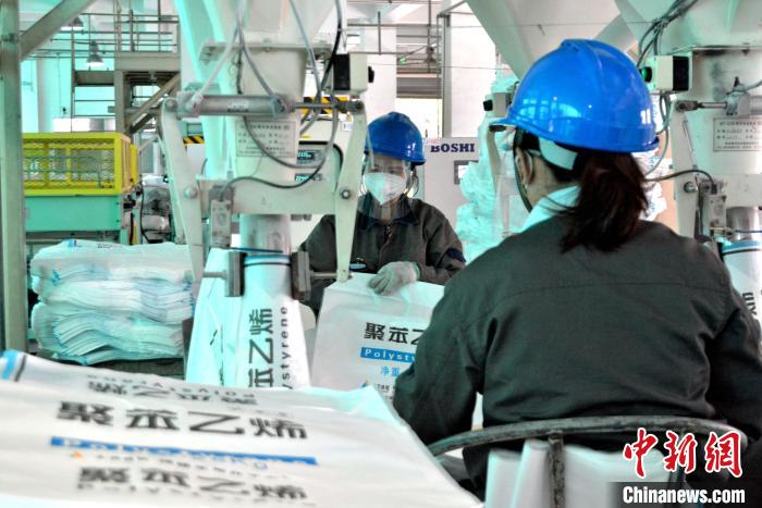 工人在生產(chǎn)線上包裝聚苯乙烯產(chǎn)品。　林弘梫 攝