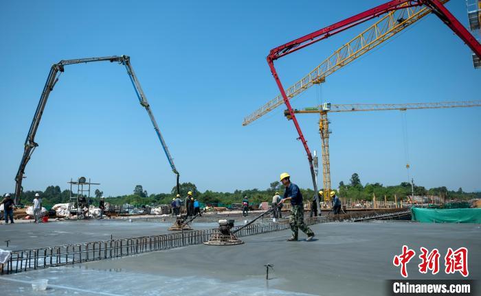 天府站多線橋施工澆筑現(xiàn)場(chǎng)?！⒅铱?攝