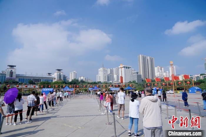 資料圖為居民有序排隊(duì)進(jìn)行核酸檢測(cè)?！●R銘言 攝