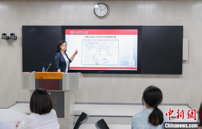 天津師范大學(xué)跨文化與世界文學(xué)研究院院長、教授郝嵐正在為同學(xué)們上課?！⊥踉谟?攝