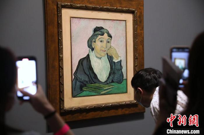 觀眾欣賞梵高畫作《阿爾勒婦女(吉努夫人肖像)》?！埡鄠?攝
