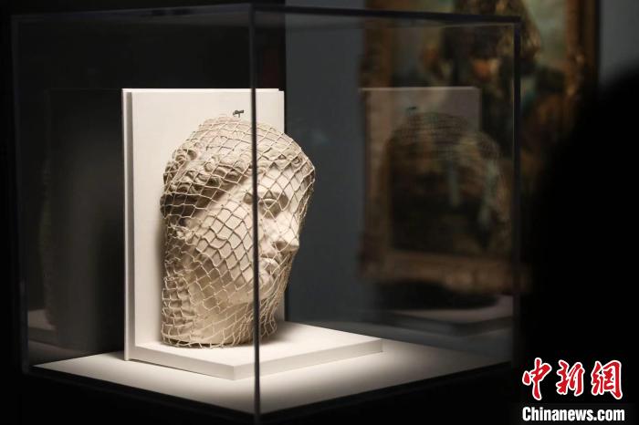 曼雷的裝置作品《維納斯》?！埡鄠?攝