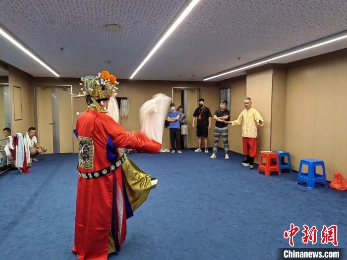 “天下第一團(tuán)”正在進(jìn)行練習(xí)。　昆山市文體廣電和旅游局供圖