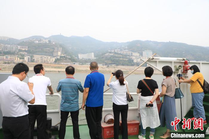 重慶市政協(xié)“同心聚力巴渝行”主題采訪團(tuán)15日走進(jìn)奉節(jié)，了解當(dāng)?shù)卣f(xié)委員護(hù)江成效?！×簹J卿 攝