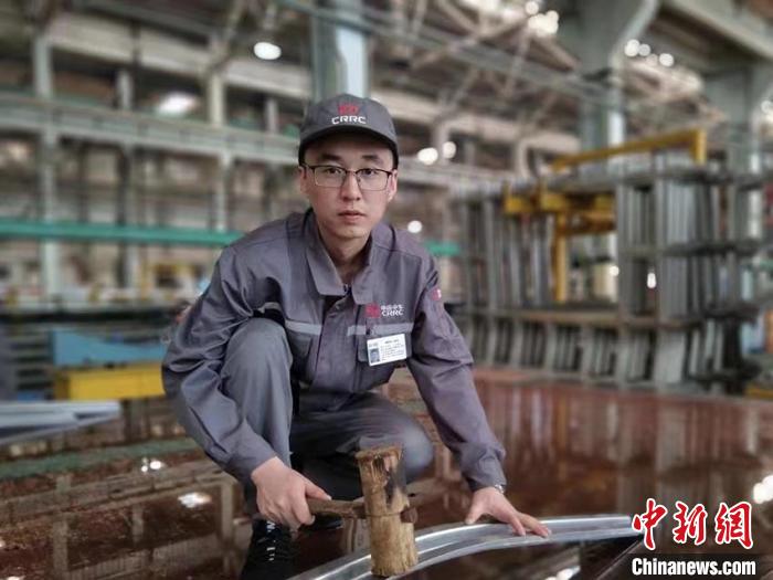 王漢卿在調(diào)修側(cè)墻彎梁?！∈茉L者供圖