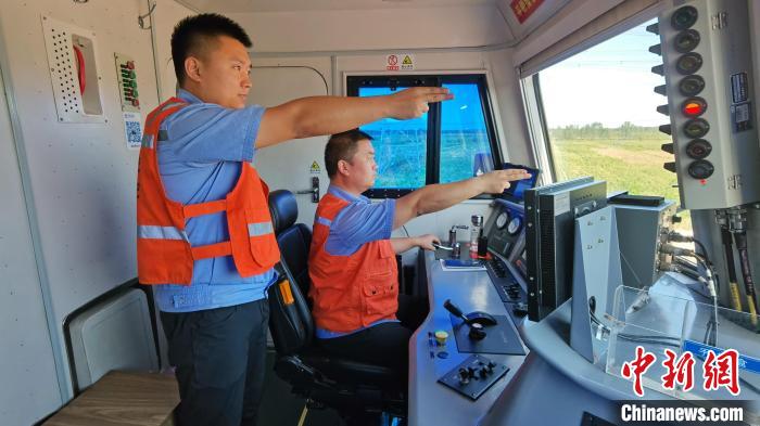 為確保首趟班列安全正點(diǎn)開(kāi)行，東營(yíng)鐵路運(yùn)輸分處認(rèn)真做好班列開(kāi)行的各項(xiàng)準(zhǔn)備工作?！≈需F三局運(yùn)輸工程分公司供圖