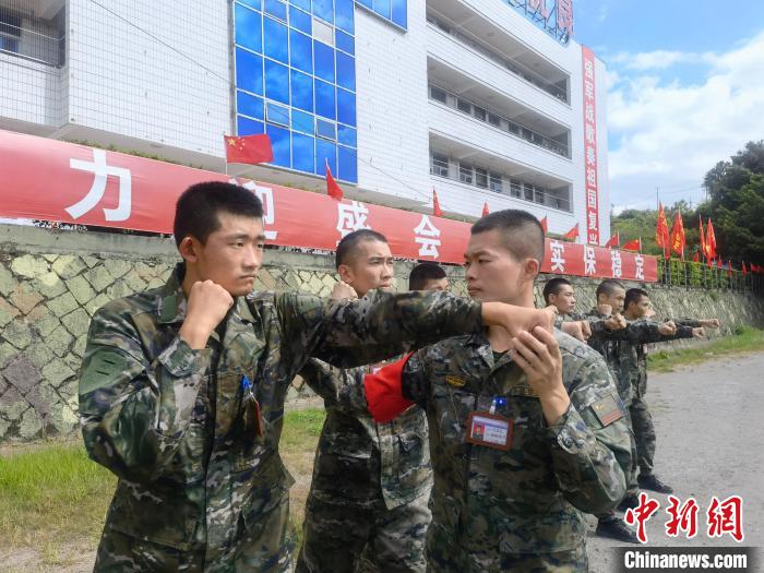 新兵尤云龍(左)不斷向一名合格軍人蛻變?！￡愴?攝