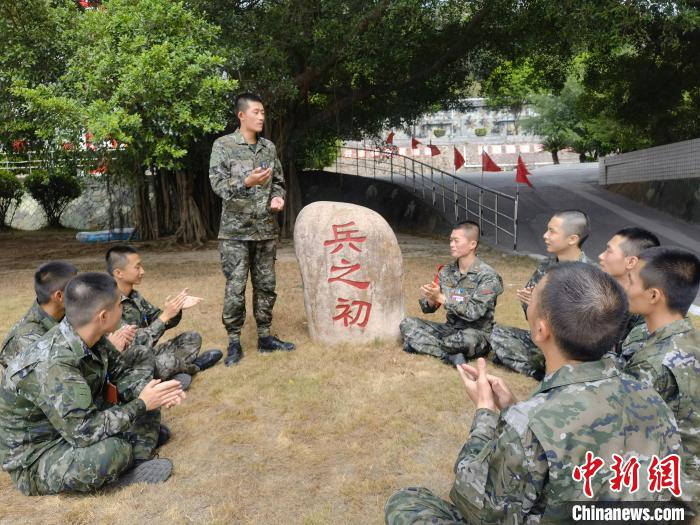 尤云龍為戰(zhàn)友講述父輩保家衛(wèi)國的故事。　鐘煒俊 攝