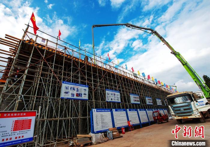 圖為渝昆高鐵云南段境內(nèi)首座大橋連續(xù)梁混凝土澆筑施工現(xiàn)場。　何呂鵬 攝