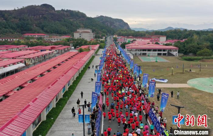 2022年龍虎山半程馬拉松鳴槍開跑。　劉志琨 攝