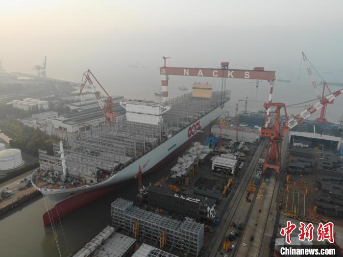 15日，全球綠色環(huán)保型集裝箱船“巨無霸”從江蘇出塢?！∧贤êＪ戮止﹫D