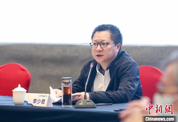 《詩刊》社主編李少君發(fā)言?！∠计挚h融媒體中心 供圖