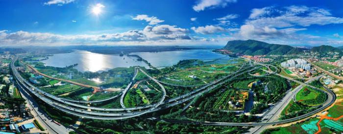 俯瞰昆明滇池沿岸。