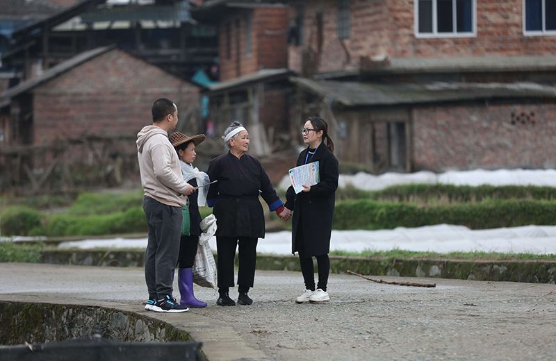 2022年3月24日，在廣西柳州市三江侗族自治縣良口鄉(xiāng)南寨村，紀(jì)檢監(jiān)察干部(右一、左一)在了解惠農(nóng)政策落實(shí)情況。