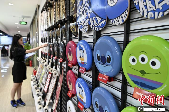 葉偉倫的體育用品公司推出了一系列IP授權(quán)款。　陳驥旻　攝