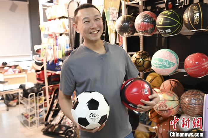 葉偉倫講述葉家在內(nèi)地的發(fā)展史，其中足球是他們家引以為傲的一個產(chǎn)品?！￡愺K旻 攝