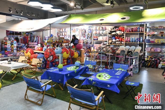 葉偉倫的體育用品公司推出了一系列產(chǎn)品。　陳驥旻 攝