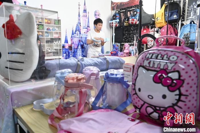 葉偉倫公司員工通過網(wǎng)絡(luò)直播方式銷售產(chǎn)品?！￡愺K旻 攝