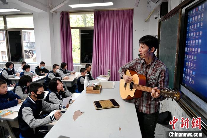 圖為3月16日，張家豪在福建福州延安中學(xué)教學(xué)。 <a target='_blank' href='/'><p  align=