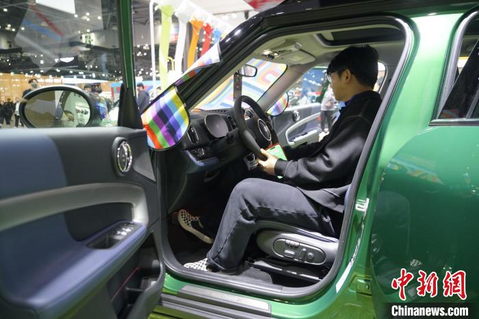 圖為觀眾在展會試駕車輛?！⑿?攝