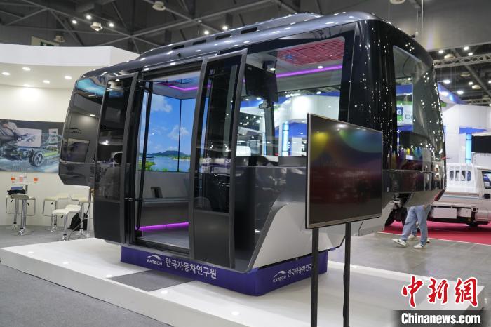 圖為展會上展示的無人駕駛移動出行工具?！⑿?攝