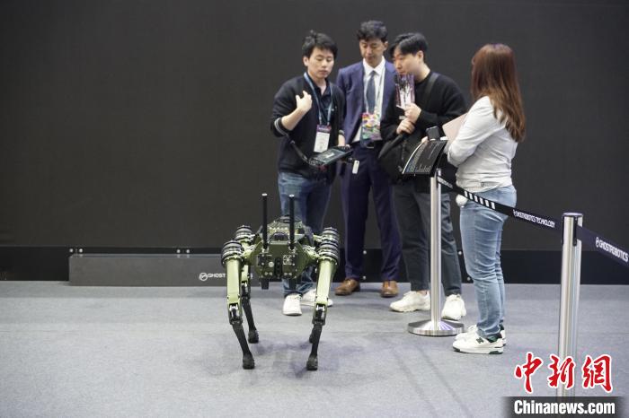 圖為觀眾在展會參觀機(jī)器人。　劉旭 攝