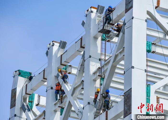 圖為海南商業(yè)航天發(fā)射場(chǎng)1號(hào)工位建設(shè)現(xiàn)場(chǎng)，工人正緊鑼密鼓施工?！●樤骑w 攝