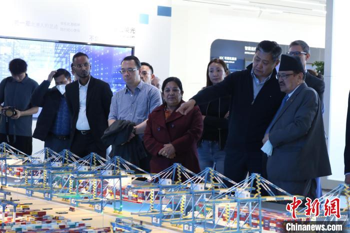 駐華使節(jié)和外交官參訪北部灣港智慧港口創(chuàng)新中心?！￡惽锵?攝