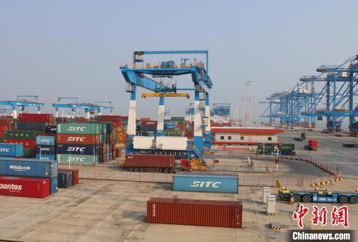 北部灣港欽州自動(dòng)化集裝箱碼頭?！￡惽锵?攝
