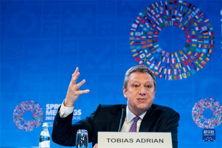 4月11日，在美國華盛頓，IMF貨幣與資本市場部主任托比亞斯·阿德里安出席記者會。新華社記者 劉杰 攝
