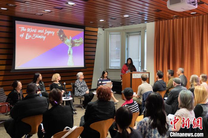 4月11日，紐約市立大學(xué)麥考利榮譽學(xué)院院長達拉·伯恩主持劉士銘雕塑作品《想飛的人》收藏揭幕儀式?！⑹裤懰囆g(shù)基金會 供圖