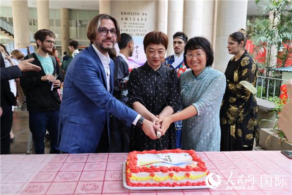 活動現(xiàn)場，田敏總領(lǐng)事與里約天主教大學(xué)孔子學(xué)院中外方院長共同切蛋糕祝賀中文日活動成功舉辦。人民網(wǎng)記者時元皓 攝