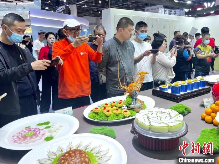 游客對展品充滿興趣。　汪軼文 攝