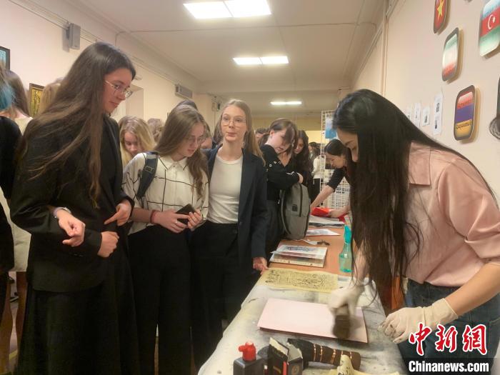 4月21日，莫斯科國立語言大學(xué)孔子學(xué)院附屬中學(xué)舉辦“國際中文日”活動，學(xué)生們體驗雕版印刷?！∧箍茋⒄Z言大學(xué)孔子學(xué)院 供圖