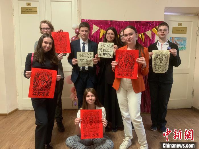 4月21日，莫斯科國立語言大學(xué)孔子學(xué)院附屬中學(xué)舉辦“國際中文日”活動，學(xué)生們展示自己的學(xué)習(xí)成果?！∧箍茋⒄Z言大學(xué)孔子學(xué)院 供圖