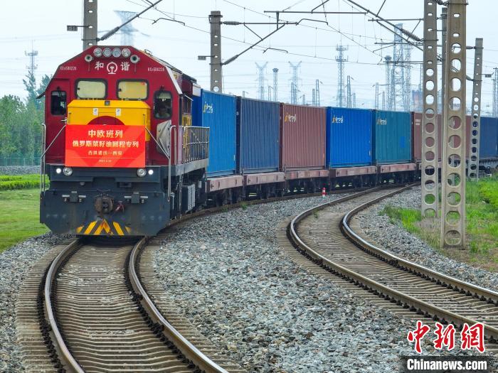 中歐班列長(zhǎng)安號(hào)俄羅斯菜籽油回程石羊集團(tuán)專列順利抵達(dá)西安國(guó)際港站。　西安國(guó)際港務(wù)區(qū)供圖