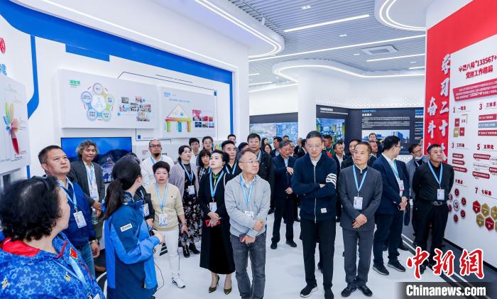 僑商、僑胞們考察金漪湖科創(chuàng)智造平臺重大基礎(chǔ)設(shè)施項目?！≈鬓k方供圖