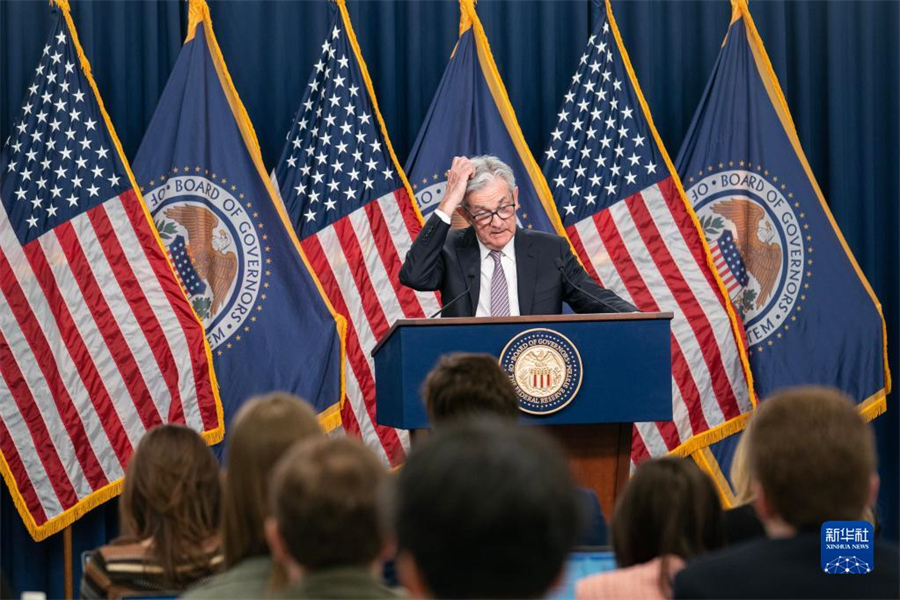 5月3日，美國聯(lián)邦儲備委員會主席鮑威爾在華盛頓出席新聞發(fā)布會。美國聯(lián)邦儲備委員會3日結(jié)束為期兩天的貨幣政策會議，宣布再次將聯(lián)邦基金利率目標(biāo)區(qū)間上調(diào)25個基點(diǎn)到5%至5.25%之間。新華社記者劉杰攝