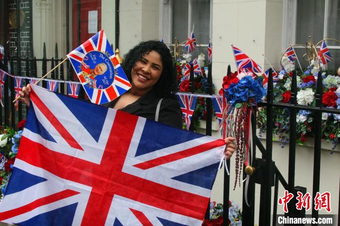 當(dāng)?shù)貢r(shí)間5月6日，英國(guó)國(guó)王查爾斯三世的加冕儀式舉行。圖為前往觀禮區(qū)的民眾。　張平 攝