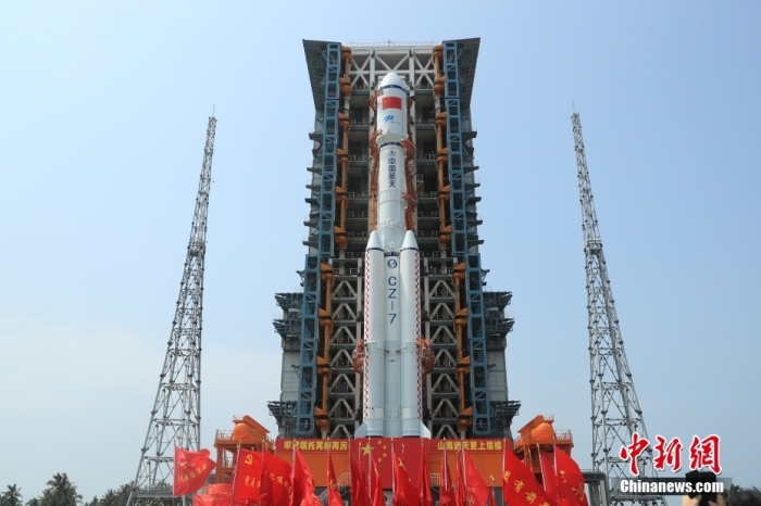 圖為轉(zhuǎn)運(yùn)現(xiàn)場。攝影 邱立軍 黃國暢