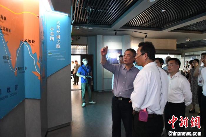 圖為蔡達(dá)峰一行在合浦漢代文化博物館考察。　林浩 攝