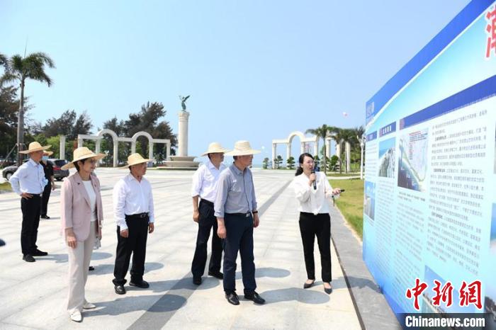 圖為蔡達(dá)峰一行了解北海銀灘景區(qū)改造提升工程情況?！×趾?攝