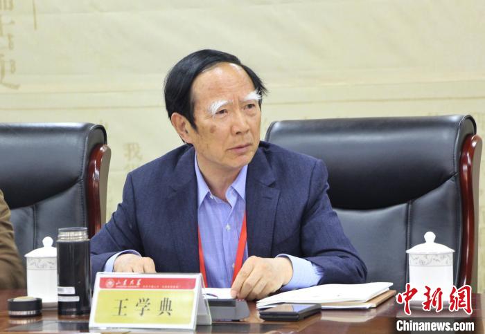 山東大學(xué)儒學(xué)高等研究院執(zhí)行院長(zhǎng)、《文史哲》雜志主編王學(xué)典主持首場(chǎng)主題發(fā)言。　趙曉 攝