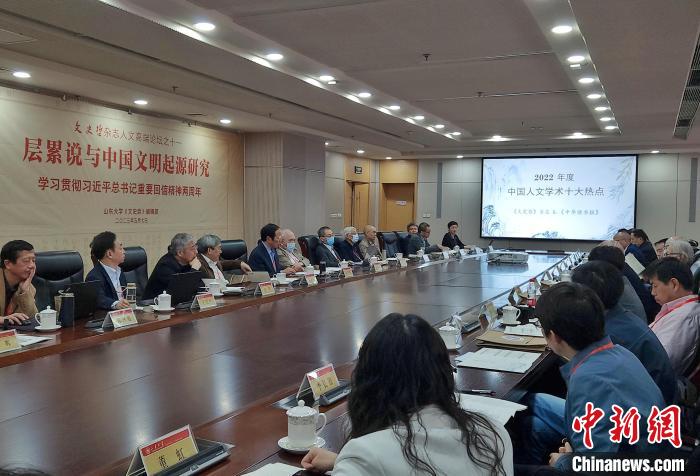 2022年度“中國(guó)人文學(xué)術(shù)十大熱點(diǎn)”在現(xiàn)場(chǎng)發(fā)布?！≮w曉 攝