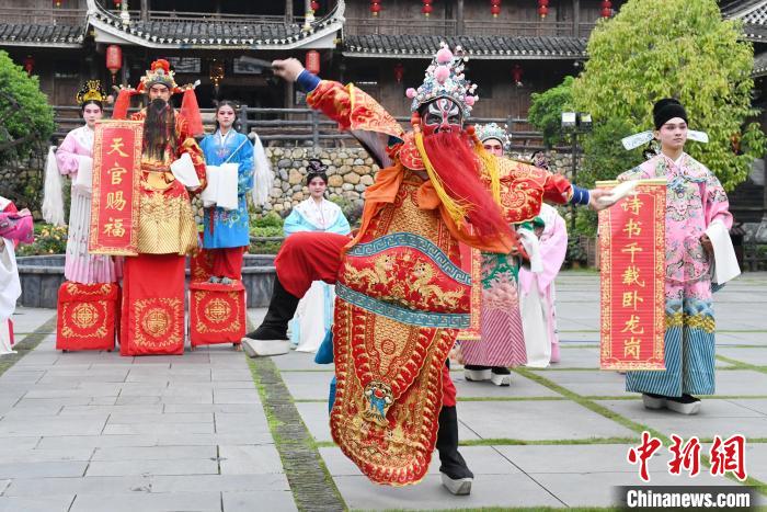 “00后”戲曲演員在楓香瑤寨表演溆浦辰河目連戲。　楊華峰 攝