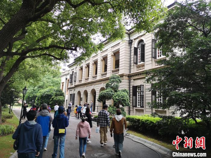 新階層人士參觀英國(guó)駐滬領(lǐng)事館?！》队畋?攝