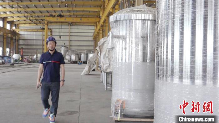 汪光典在不銹鋼罐體生產(chǎn)車間?！垈髅?攝