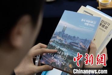 參展觀眾閱讀浙江文旅手冊(cè)。　丁振哲 攝