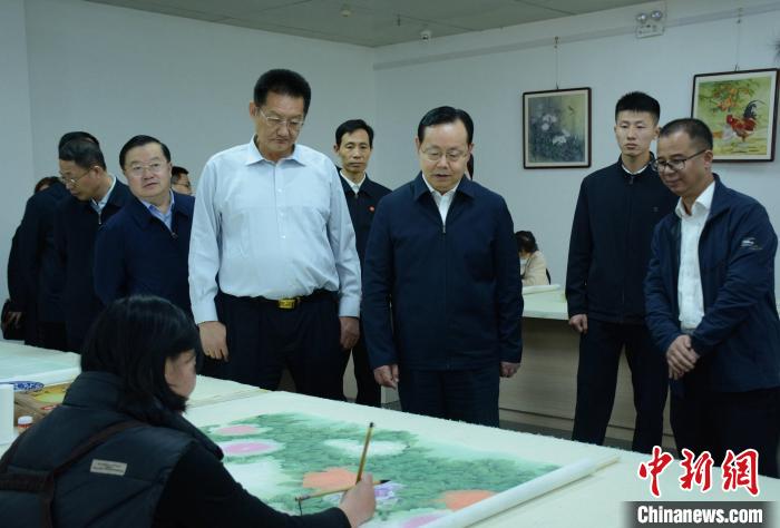 致公黨中央主席蔣作君近日率調(diào)研組赴山東開展重點(diǎn)考察調(diào)研。圖為在菏澤市巨野縣書畫院調(diào)研?！五?攝