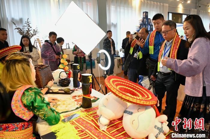 東盟國家媒體記者了解雪峰山非遺出海直播?！堊?攝